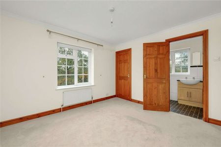 Four bedroom detached cottage in the heart of Warfield - Photo 3