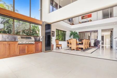 Helensvale - Photo 2