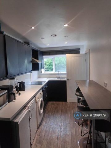 3 bedroom semi-detached house to rent - Photo 5