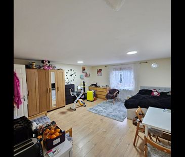 Studio Flat, London, NW11 - Photo 1
