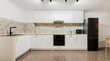 Room in a shared 5-bedroom apartment for rent in Exposició, with some bills included, professionals or students allowed. - Photo 5