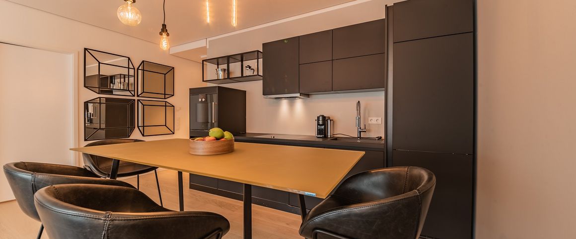 City-Residence: Frankfurt City: Exklusive 2-Zimmer-Wohnung mit Balkon und Tiefgaragenplatz - Photo 1