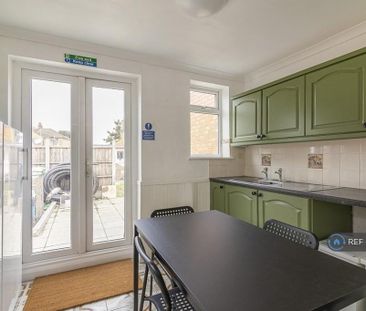 1 bedroom in a house share to rent - Photo 4