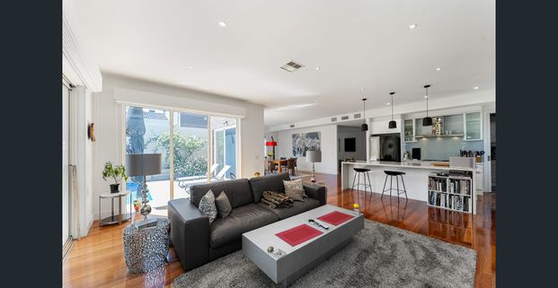 AN EXPANSE OF FAMILY LIVING & A POOL........... - Photo 1