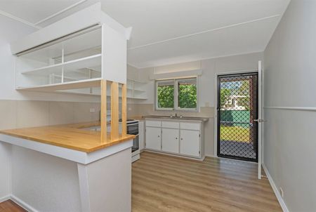 Comfortable Family Living in a Convenient Cranbrook Location! - Photo 4