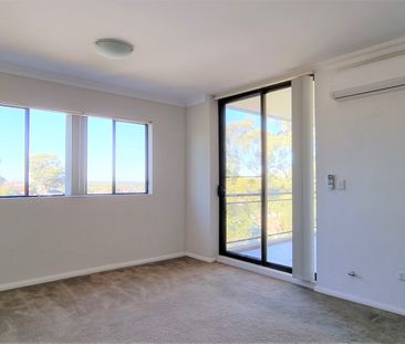 Modern Spacious 2-Bed Apartment with Study - Photo 6