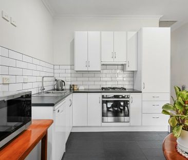 Charming 3- bedroom home - Photo 1