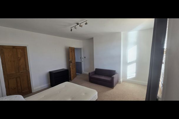 Room in a Shared House, Arthington View, LS10 - Photo 1