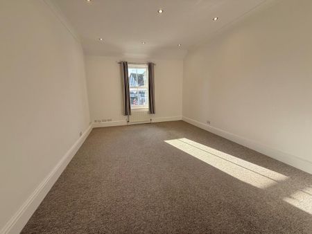 3 bedroom flat to rent - Photo 4