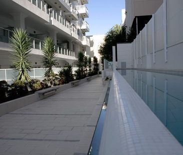 Modern Fully Furnished Apartment with Pool - Photo 3