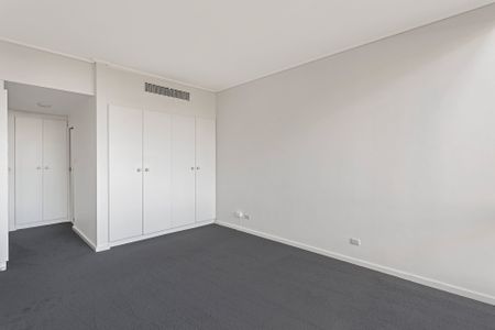 Two Bedroom Apartment with a Huge Outdoor Areas in a Quiet Street - Photo 5