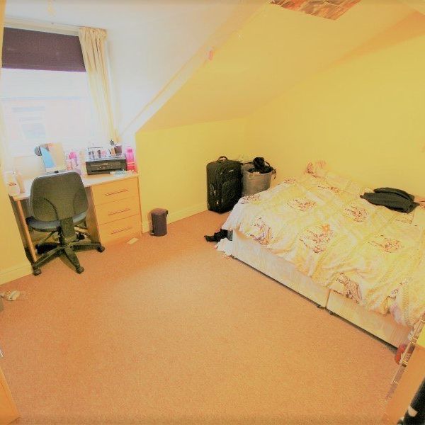 4 Bed - 4 Village Avenue, Burley, Leeds - LS4 2NT - Student - Photo 1