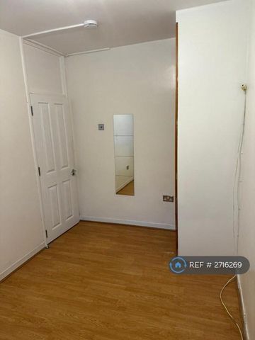 1 bedroom in a flat share to rent - Photo 2