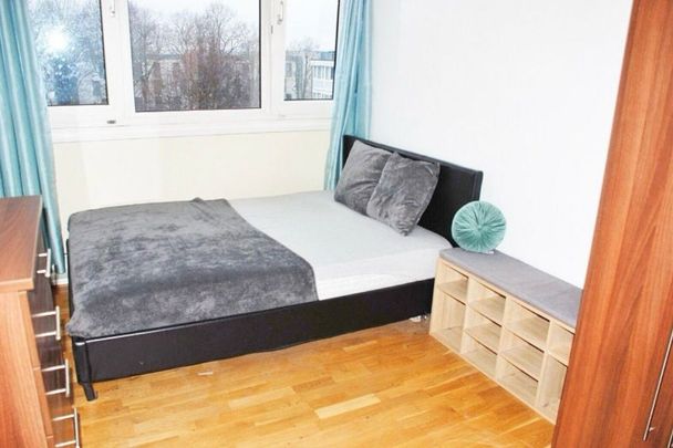 Room in a Shared Flat, Hersham Close, SW15 - Photo 1