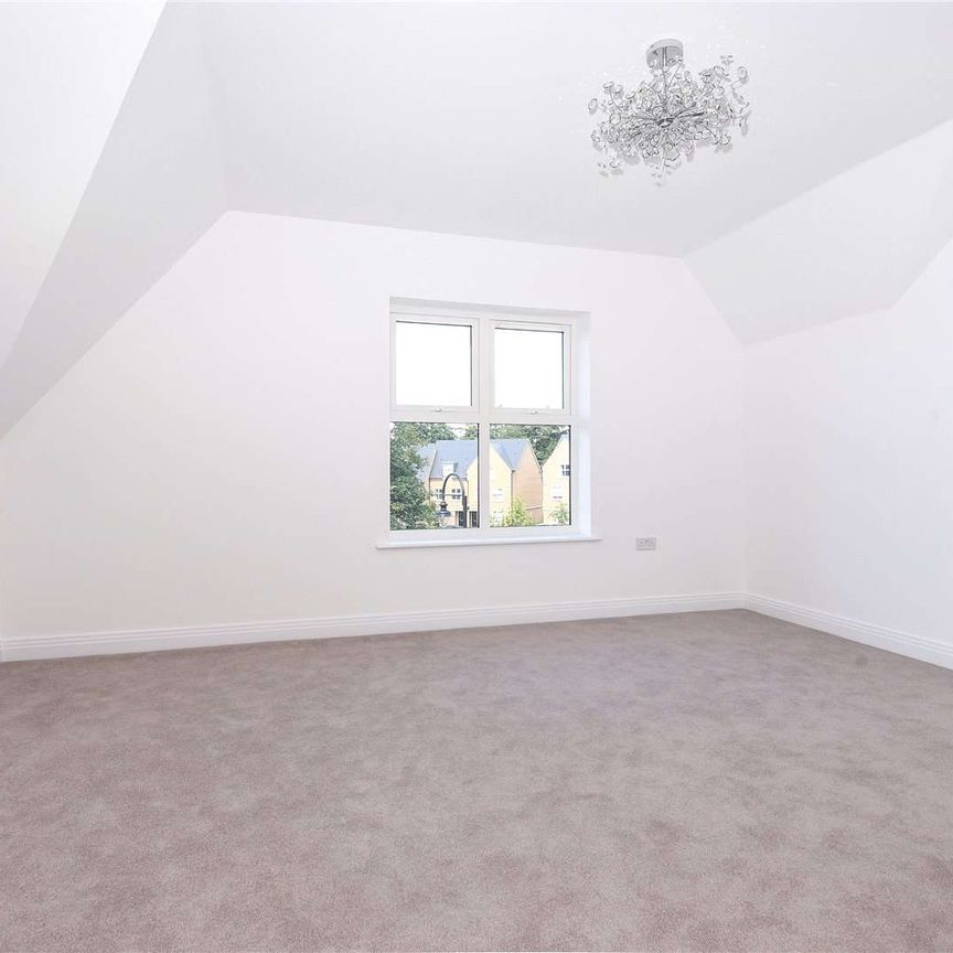 Four bedroom town house opposite Windsor Great Park in Englefield Green. - Photo 1