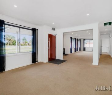 3 Bed, 1 Bath - Photo 2