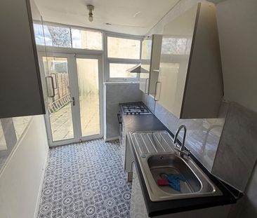 3 Bed Detached House, Queen Elizabeth Road, E17 - Photo 4