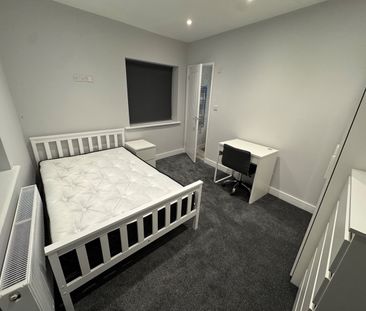 Room in a Shared House, Middle Street, SO14 - Photo 5