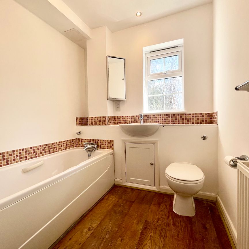 2 bedroom flat to rent Batts Hill, Redhill - Photo 1
