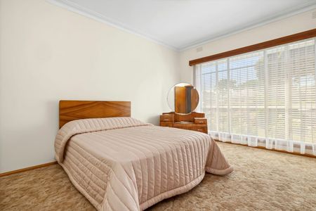 CLASSIC APPEAL IN A PRIME OAKLEIGH POCKET - Photo 4