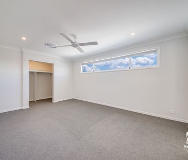 Beautiful 5 Bedroom Home - Photo 4