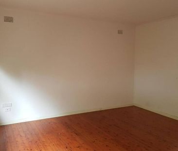 LARGE 1 BEDROOM SINGLE LEVEL - Photo 2