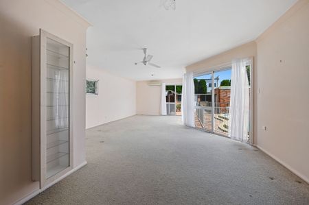 Single-Level Family Haven in Sought-After Monterey - Photo 4