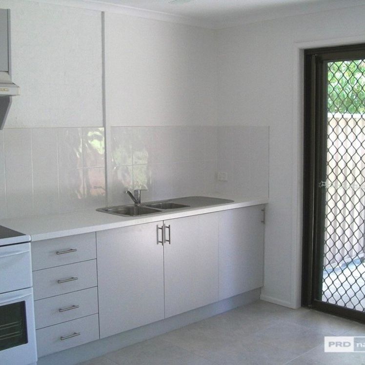 3-bedroom shared unit/townhouse, Norwood Avenue - Photo 1