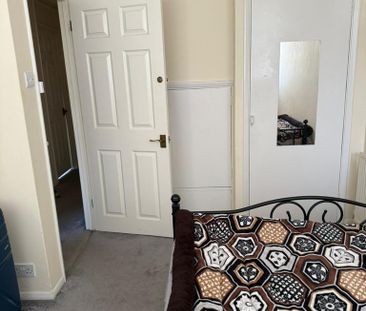 1 bedroom in a house share to rent - Photo 4