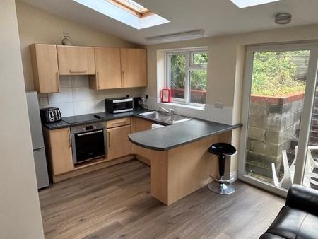 5 bedroom terraced house to rent - Photo 3