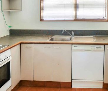 AVONHEAD - LARGE 3 BEDROOM HOUSE WITH SEPARATE STUDY, 2 X BATHROOMS - Photo 4