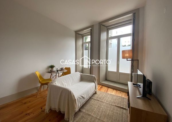 Apartamento T0+1 para arrendamento na Rua Santa Catarina, Porto