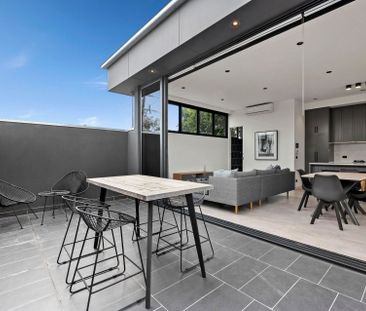 A fabulous combination of indoor and outdoor dimensions - Photo 2