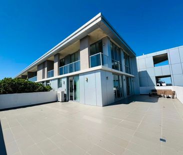 Fully furnished | Rare Three-Bedroom Penthouse with Iconic Views- A... - Photo 1