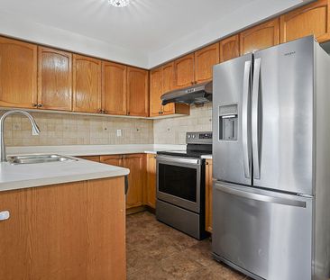 For Lease - 334 Sparrow Circle, Pickering, Ontario - Photo 6