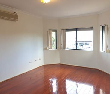 Spacious full brick townhouse - Photo 2