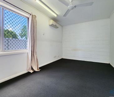 Neat house in a quiet street - Photo 2