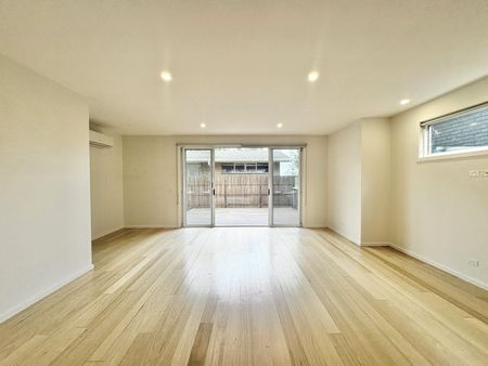 Stunning townhouse in a Prime Location! - Photo 3