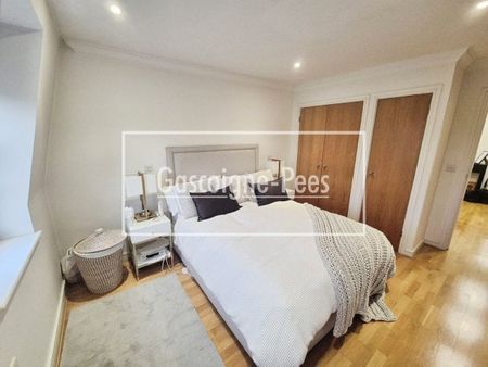 High Street, Esher, KT10 - Photo 2