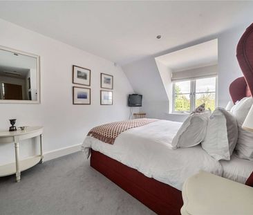 A beautifully appointed town house in the heart of the highly sough... - Photo 6