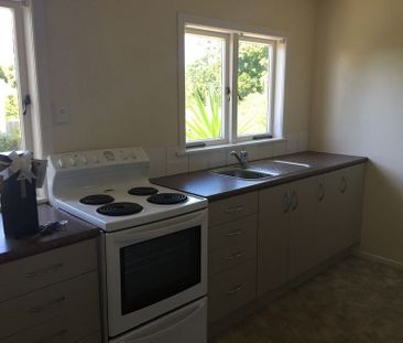 Tidy 3 bedroom, 1 bathroom home - Photo 2