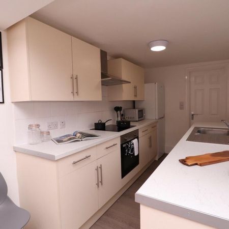 1 bedroom in a house share to rent - Photo 3