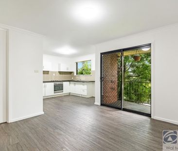 4 BEDROOM HOUSE - Photo 2