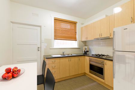 Art Deco Ground Floor Apartment in a Prime Position - Photo 3
