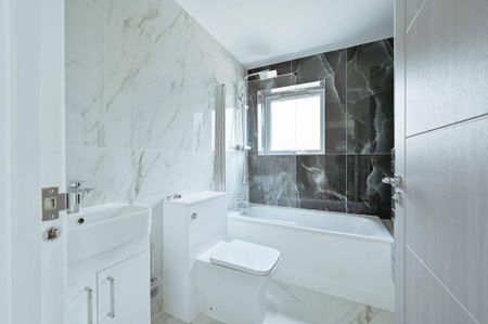 4 bedroom detached house to rent - Photo 4
