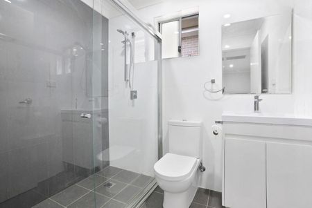 MODERN FOUR BEDROOM TOWNHOUSE IN GREAT LOCATION! - Photo 5