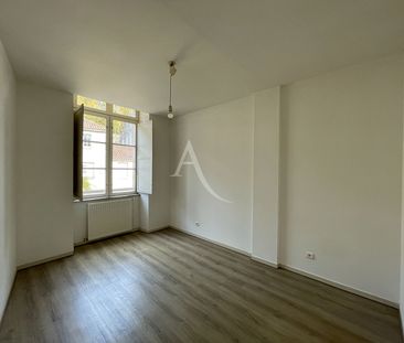 Location Appartement 4 pièces 100m² FONTENAY LE COMTE 85200 - Photo 2