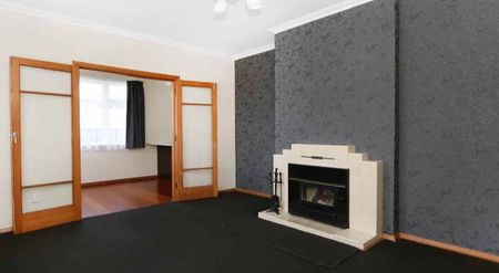 THREE BEDROOMS - WEST END - Photo 2