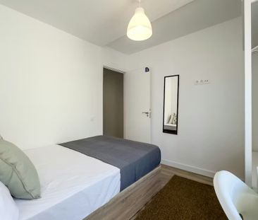 Carrer de l'Antiga Travessera, L'Hospitalet de Llobregat, Catalonia... - Photo 2