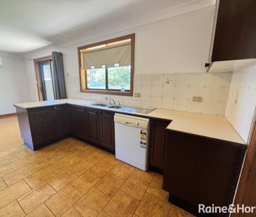 3 BEDROOM HOME CLOSE TO CALARE SCHOOL - Photo 3